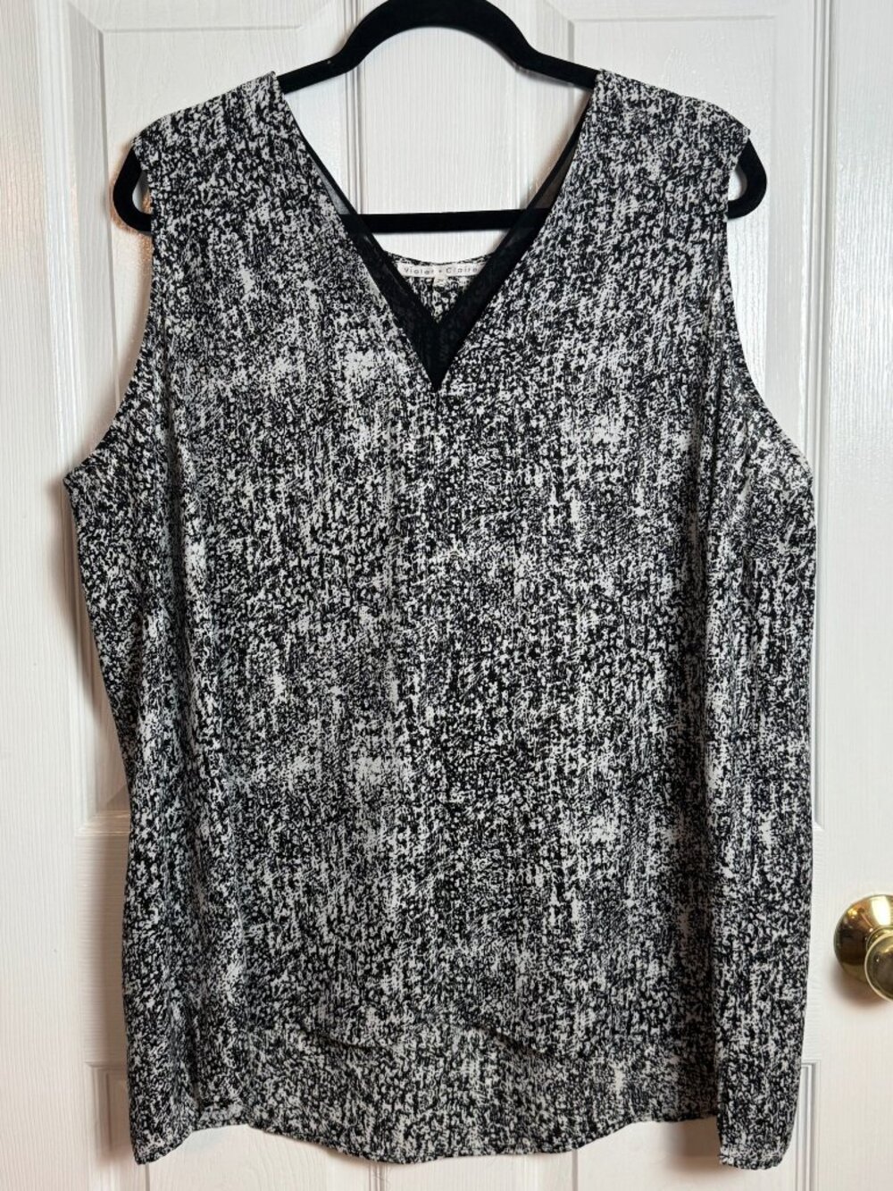 Violet + Claire Women’s 2X Black White Abstract V-Neck Sleeveless Blouse